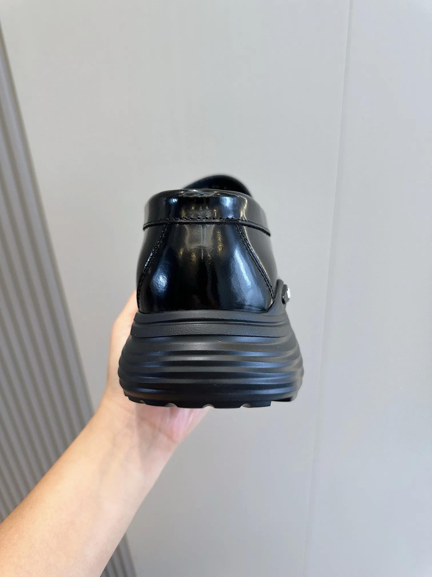 Factory price: 540💰◾️▫️Dior Combat Derby shoes are a new product in the 2024 spring men's wear series, presenting a mixed style that combines fashion design with sports elements. Crafted from black buffed calfskin leather with beige and black Oblique print panels on the sides and tongue. Designed with laces and technical zipper closure, the lightweight mixed-style sole highlights the charm of high-end customization. The Dior signature on the side enhances the style and will add a trendy touch to any look this season. Size: 39-44 (customized at 38.45)